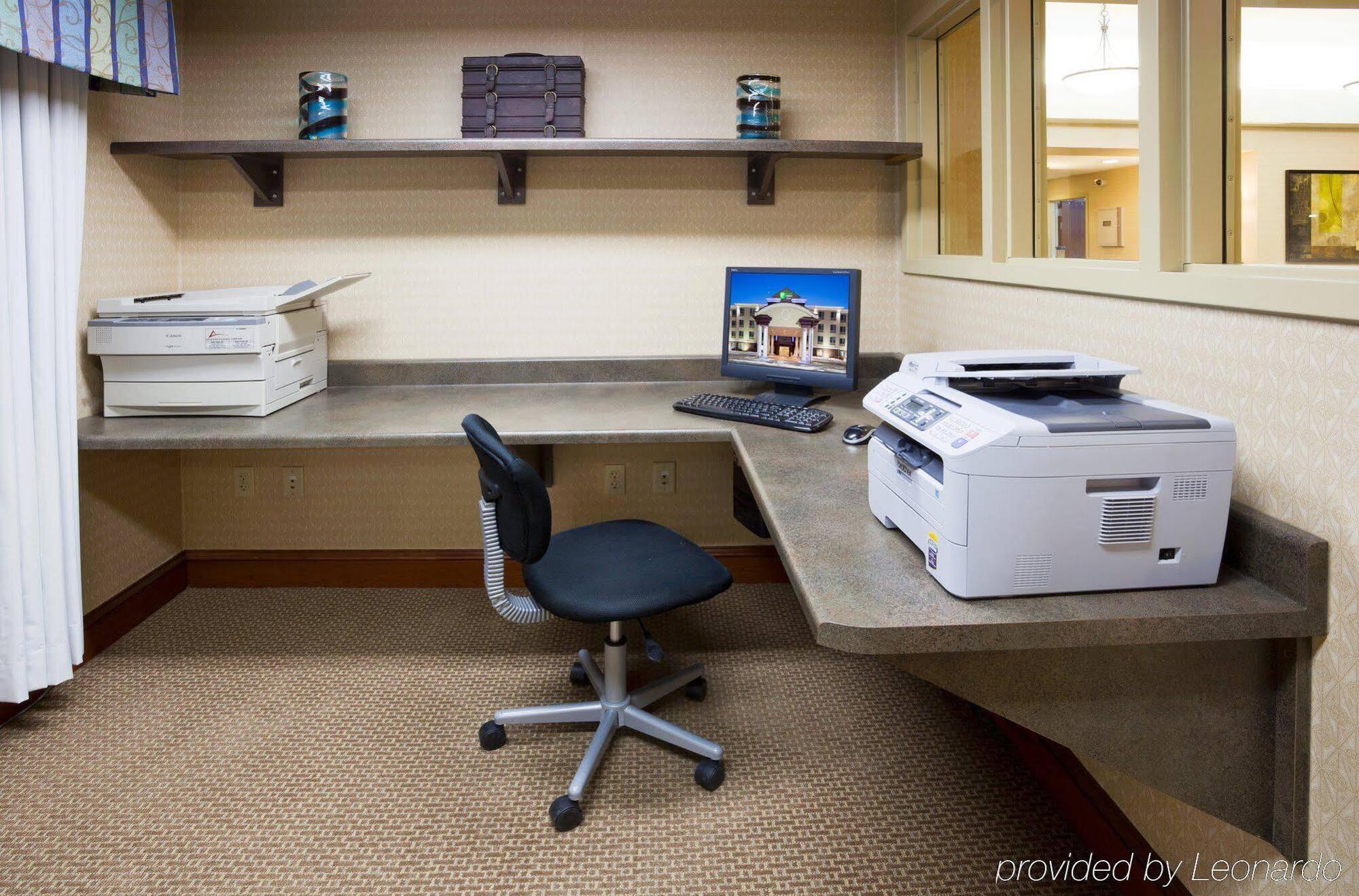 Holiday Inn Express Hotel & Suites Grand Forks By Ihg Exteriör bild
